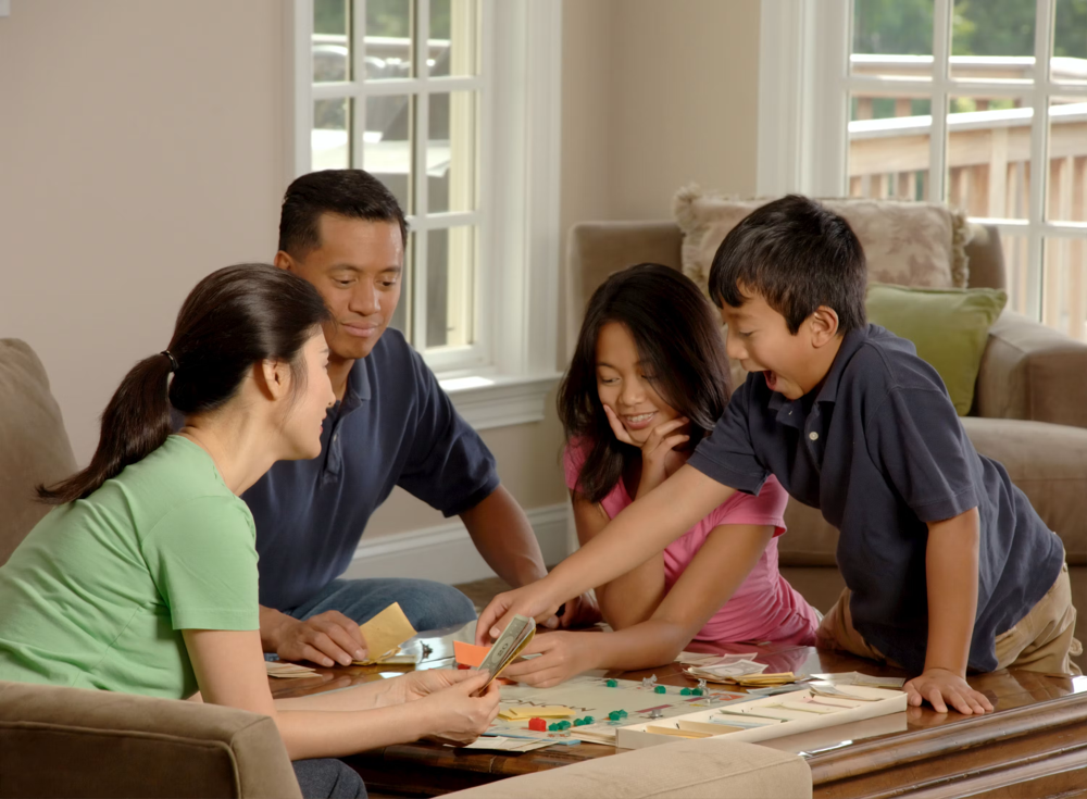 Stockfoto van een gezin dat samen een bordspel speelt