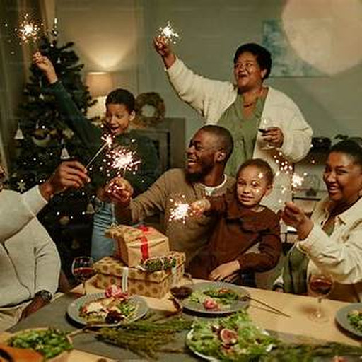 Stockfoto van een gezin dat samen feestelijk aan tafel zit